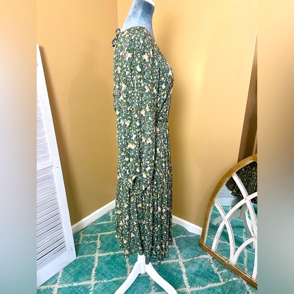 GiGiO Wrap Dress Floral Patterned. - Picture 7 of 10